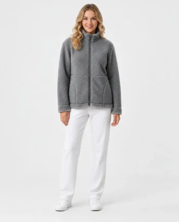 Bata corta de mujer Privata de borreguito gris con cremallera, cuello alto y bolsillos delanteros.
