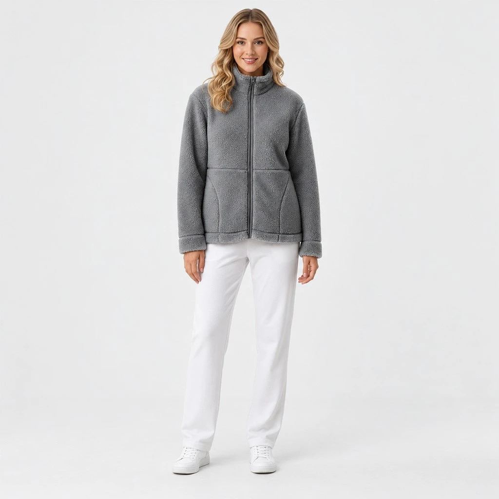 Bata corta de mujer Privata de borreguito gris con cremallera, cuello alto y bolsillos delanteros.
