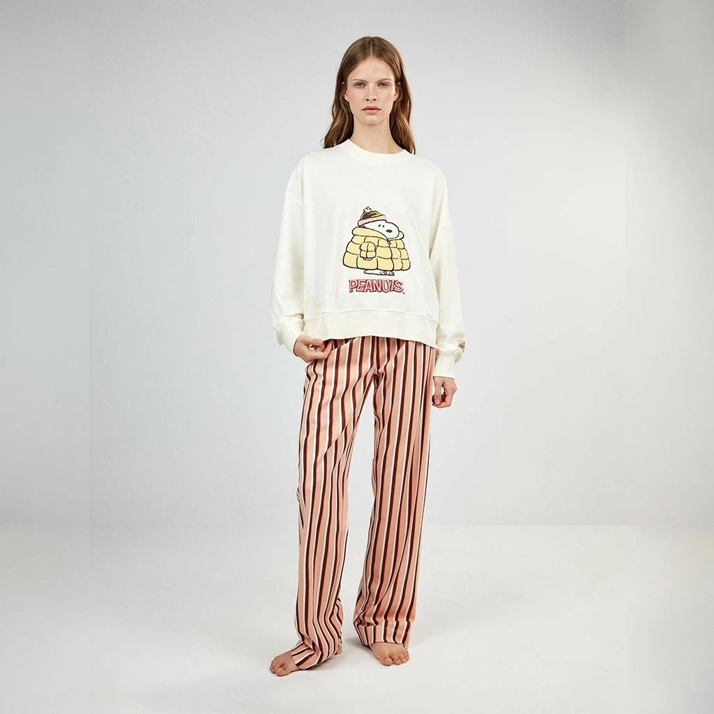 Pijama de mujer Snoopy con sudadera cruda y pantalón largo de rayas en tonos teja