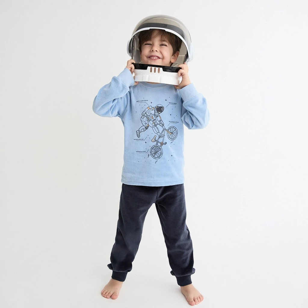 Pijama infantil tundosado con camiseta azul de astronauta y pantalón largo azul marino