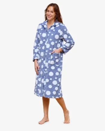 Bata larga de mujer de coralina azul con lunares blancos, botones y bolsillos delanteros.