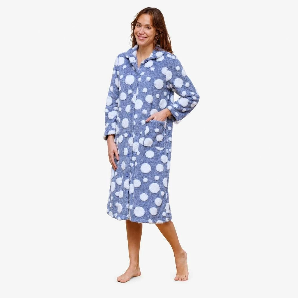 Bata larga de mujer de coralina azul con lunares blancos, botones y bolsillos delanteros.