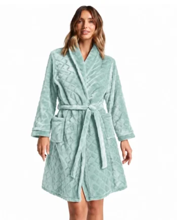 Bata de mujer verde agua de coralina con relieve geométrico, cuello tipo chal, cinturón y bolsillos.